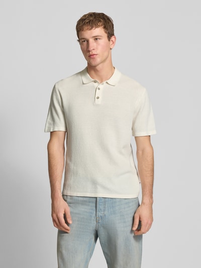 Männermodel trägt Regular Fit Poloshirt mit Strukturmuster Modell 'GEORGE' von Jack & Jones, Baumwoll-Mix, Knopfleiste, Vorderansicht Oberkörper.