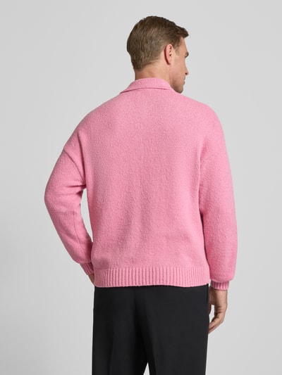 Mężczyzna nosi Strickpullover mit Polokragen Modell 'Bekket' od Drykorn w kolorze różowym, bawełniany, Relaxed Fit, widok całej sylwetki z tyłu.