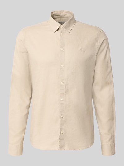 Produktfoto, Slim Fit Freizeithemd mit Button-Down-Kragen Modell 'Anton' von Casual Friday, mieszanka jedwabiu i bawełny, krój slim fit, długość tyłu w rozmiarze M 78 cm, szerokość ramion w rozmiarze M 46 cm, długość rękawów w rozmiarze M 66 cm, jasny beż, prosta forma, gładka tekstura