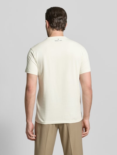 Männermodel trägt T-Shirt mit Motiv-Print und Rundhalsausschnitt von Manuel Ritz, reine Baumwolle, Regular Fit, Rückenlänge 36 cm, Ganzkörperansicht Rückansicht
