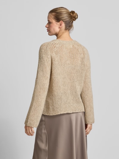 Vrouwenmodel draagt Relaxed Fit pullover met alpaca-aandeel van Juvia in beige Materiaalmix, tricotlook, semi-transparant, ruglengte maat S 57 cm, gebreide textuur, Ganzkörperansicht Rückansicht.