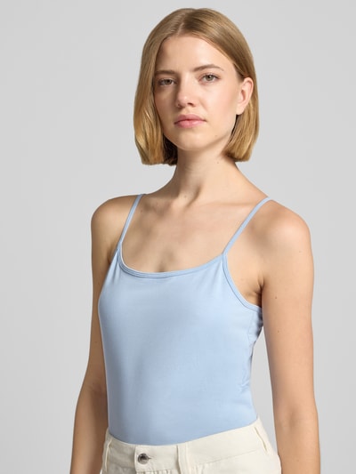 Modelka nosi Slim Fit Top aus Baumwoll-Mix von s.Oliver RED LABEL w jasnoniebieskim kolorze, gładka tekstura, z przodu, zbliżenie na górną część ciała.