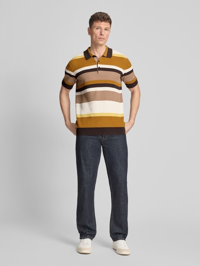 Männermodel trägt Regular Fit Poloshirt mit Knopfleiste von Scotch & Soda, Reine Baumwolle, Strukturmuster, Allover-Look, Ganzkörperansicht von vorne.