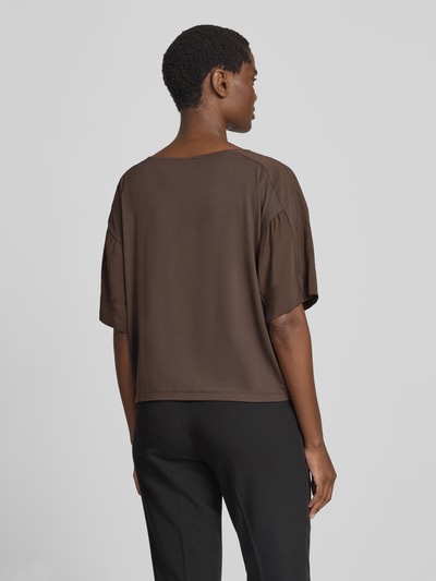 Frauenmodel trägt Blusenshirt aus Modal-Mix Modell 'Seira' von OPUS in Braun, lockerer Regular Fit, glatte Textur, Rückenansicht, Ganzkörperansicht Rückansicht, Damen Blusenshirt Modal-Mix, Rundhalsausschnitt, Rückenlänge 48 cm, Ärmellänge 25 cm.