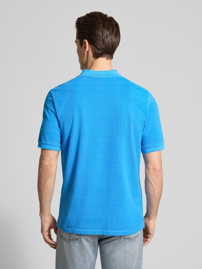 Männermodel trägt Regular Fit Poloshirt aus reiner Baumwolle von Marc O’Polo, unifarben, Piqué-Struktur, Rückansicht Ganzkörperansicht.