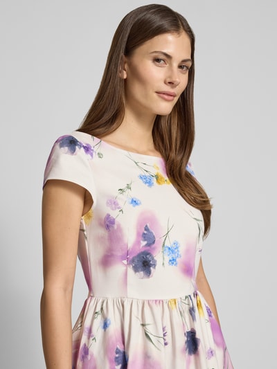 Modelka nosi Midikleid mit floralem Allover-Print Modell 'Bridgerton' od GUIDO MARIA KRETSCHMER WOMAN, bawełna, krój regular fit, krótkie rękawy, taliowany fason, kolorowy kwiatowy nadruk, szerokość w rozmiarze 36: 35 cm, długość pleców 108 cm, zbliżenie górnej części ciała z przodu