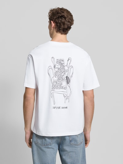 Männermodel trägt T-Shirt mit Label-Stitching von Samsøe Samsøe, reine Baumwolle, Regular-Fit, weiß, Rückenlänge 71 cm, Ganzkörperansicht Rückansicht.