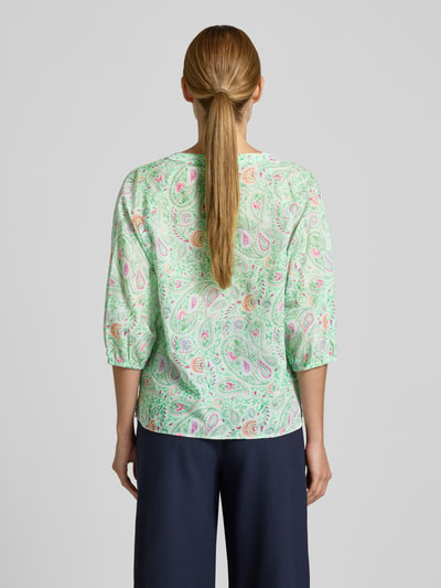 Frauenmodel trägt Regular Fit Bluse mit 3/4-Arm von Milano Italy aus Reine Baumwolle im Allover-Look, Rückansicht Ganzkörperansicht.