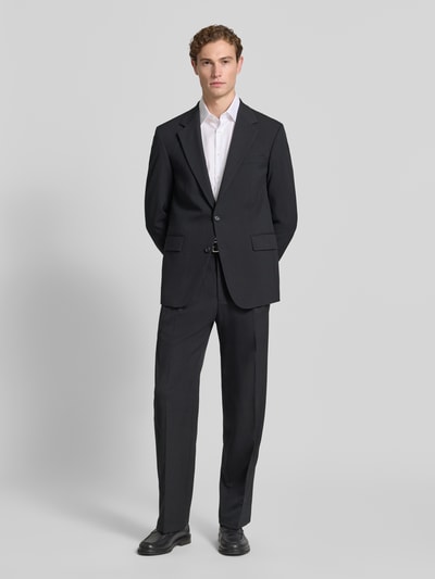 Männermodel trägt Loose Fit Anzughose mit Baumwoll-Anteil Modell 'JAROD2' von Strellson, unifarben, Twill-Struktur, Ganzkörperansicht von vorne.