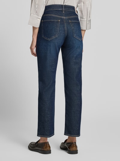 Frauenmodel trägt dunkelblaue Straight Fit Jeans aus Baumwoll-Mix Modell 'MADISON S' von Brax, klare Nähte, Damen Straight Fit Jeans, Ganzkörperansicht Rückansicht.