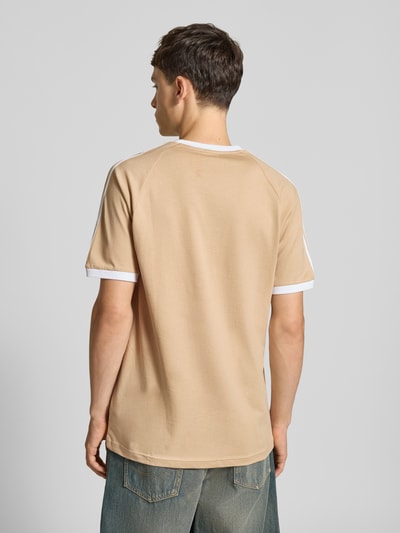 adidas Originals T-Shirt mit Label-Stitching Beige 5