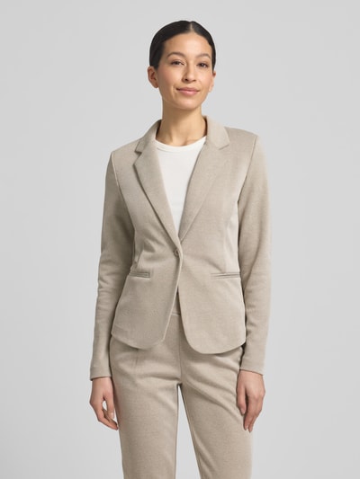 Vrouwenmodel draagt Regular Fit Blazer met reverskraag model Kate van ICHI in katoenmix met paspelzakken en knoopsluiting, voorkant bovenlichaam.