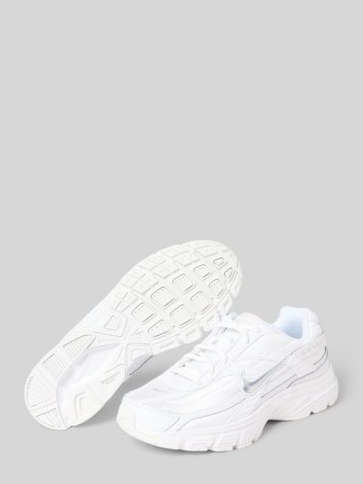 Produktfoto, Sneakers mit Label-Details Modell 'Initiator' von Nike in wit met afgerond model, vetersluiting, profielzool, dames, hakhoogte 5,5 cm, schachthoogte 7 cm, schachtbreedte 8 cm, textuur van glad en mesh, context: dames sneakers van Nike