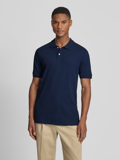 Männermodel trägt Slim Fit Poloshirt mit Label-Stitching von GAP aus Baumwoll-Elasthan-Mix in Dunkelblau, Knopfleiste, Ganzkörperansicht von vorne. Rückenlänge bei Größe M: 70 cm.