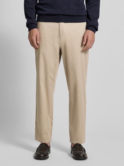 Männermodel trägt Stoffhose mit Gesäßtaschen von Casual Friday in Beige mit geradem Schnitt, Baumwoll-Elasthan-Mix, Nahaufnahme Oberkörper.