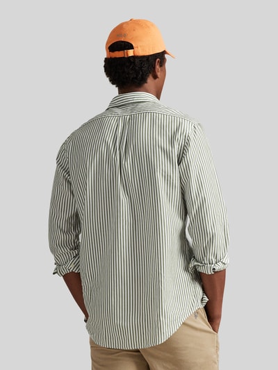 Męski model nosi Custom Fit Freizeithemd aus reiner Baumwolle von Polo Ralph Lauren, efekt: wzór w paski, krój custom fit, kołnierzyk typu kent, listwa guzikowa jednorzędowa, wyhaftowane logo, długi rękaw, mankiet, zakończenie lekko zaokrąglone, materiał: czysta bawełna, widok całej sylwetki z tyłu.