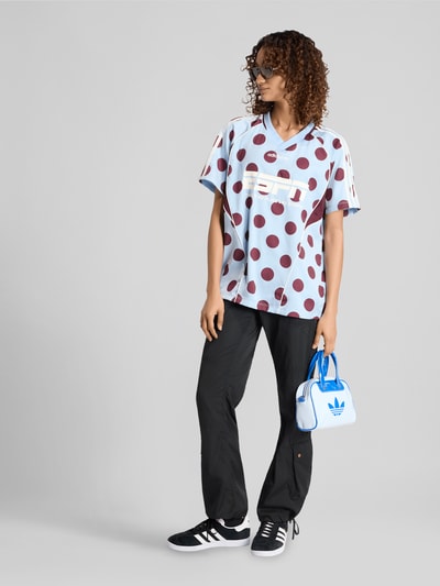 adidas Originals Relaxed Fit T-Shirt Trikot mit Allover-Muster Hellblau 1