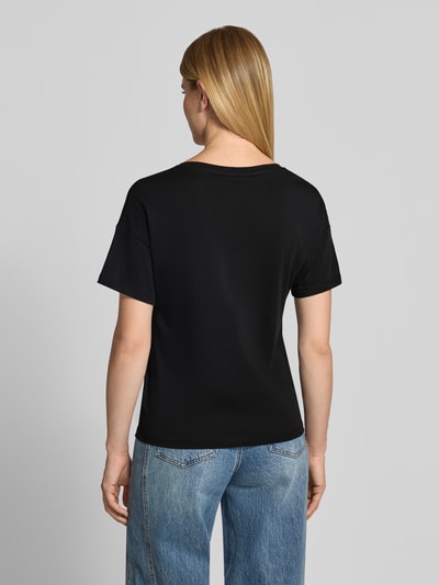 Frauenmodel trägt Regular Fit T-Shirt aus reiner Baumwolle von Liu Jo White in Schwarz mit Ziersteinbesatz, Logo-Detail, Ganzkörperansicht Rückansicht.