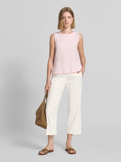 Vrouwenmodel draagt Regular Fit Culotte uit linnenmix model 'PAM' van Raphaela By Brax, look: effen, regular fit pasvorm, boord elastisch, linnenmix. Volledige lichaamsaanzicht van voren.