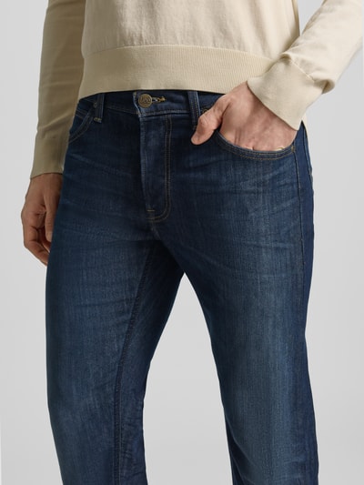 Männermodel trägt Straight Fit Jeans im 5-Pocket-Design Modell 'DAREN' von Lee, dunkles Blau, Baumwoll-Mix, Nahaufnahme Oberkörper.