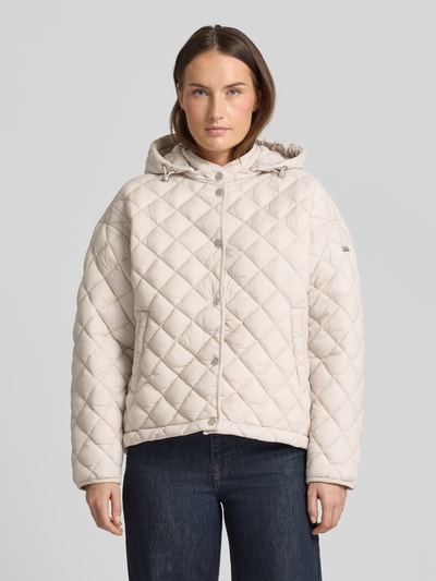 Frauenmodel trägt Regular Fit Steppjacke mit Kapuze Modell 'Phil' von CINQUE, Stepp-Optik, helle Farbe, Ganzkörperansicht von vorne.