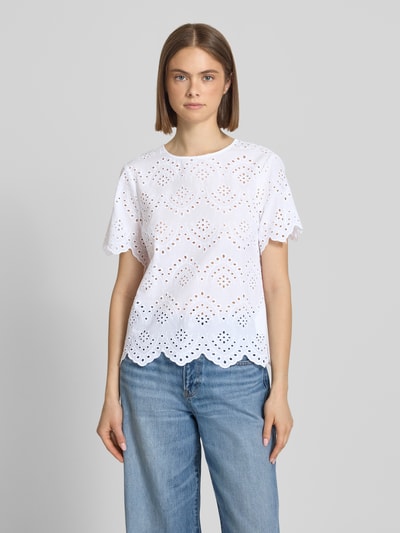 Frauenmodel trägt Regular Fit Blusenshirt aus reiner Baumwolle Modell 'VILDE' von Pieces, unifarben, Popeline, Ganzkörperansicht von vorne.