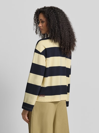 Frauenmodel trägt Longsleeve mit Polokragen von JAKE*S STUDIO WOMAN aus Baumwoll-Mix, lockerer Schnitt, breite Streifen, Rückenlänge 60 cm, Ganzkörperansicht Rückansicht.