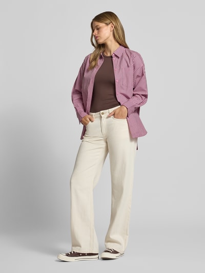 Vrouwenmodel draagt Slim Fit t-shirt met ronde hals model 'LULA' van PIECES dames, bruin, combinatie met lichtbeige broek, geheel van voren.