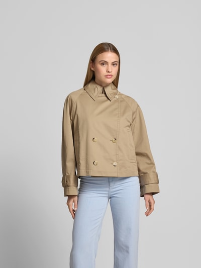 Frauenmodel trägt Relaxed Fit Jacke mit Umlegekragen von Joseph in Beige, Reine Baumwolle, doppelte Knopfleiste, Eingrifftaschen, Rückenlänge 46 cm, Brustweite 55 cm, Ärmellänge 58 cm, glatte Struktur, Ganzkörperansicht von vorne.
