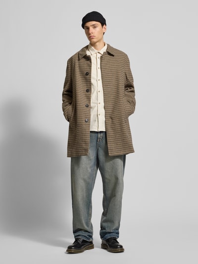 Männermodel trägt Regular Fit Freizeithemd aus Baumwoll-Mix Modell 'CLAYTON' von Pepe Jeans mit Allover-Muster, Ganzkörperansicht von vorne.