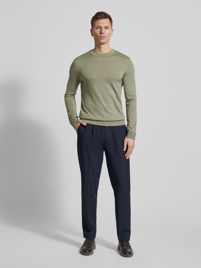 Męski model nosi Regular Fit Pullover aus reiner Wolle Modell 'TRAY' od SELECTED HOMME, efekt: jednolity kolor, okrągły dekolt, długi rękaw, drobny splot, sweter wełniany, cała sylwetka z przodu.