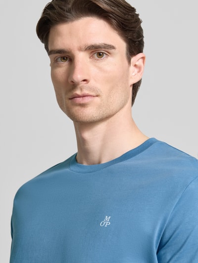 Männermodel trägt Regular Fit T-Shirt aus reiner Baumwolle von Marc O'Polo, Optik: Unifarben, Logo-Stitching, Nahaufnahme Oberkörper.