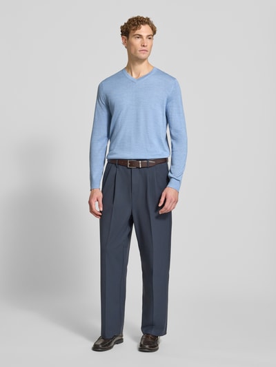 Männermodel trägt Strickpullover aus Woll-Mix mit V-Ausschnitt von Christian Berg Men in Hellblau, Regular Fit, Ganzkörperansicht von vorne.