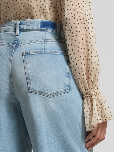 Kobiece modelka nosi Barrel Fit Jeans im Used-Look od Rich & Royal, bawełna z elastanem, frędzle, szerokość w rozmiarze 27: 36 cm, długość nogawki wewnętrznej w rozmiarze 27: 70 cm, jasnoniebieski denim, detal tylnej części, zbliżenie na biodra