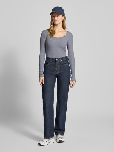 Frauenmodel trägt Slim Fit Longsleeve mit tiefen Rundhalsausschnitt von Review, Baumwoll-Mix, Strukturmuster, Ganzkörperansicht von vorne.