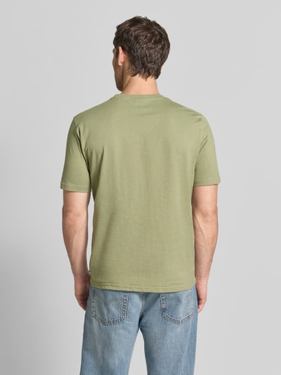 Männermodel trägt Regular Fit T-Shirt mit Logo-Print von Scotch & Soda, reine Baumwolle, Rundhalsausschnitt, Rückansicht Ganzkörperansicht.