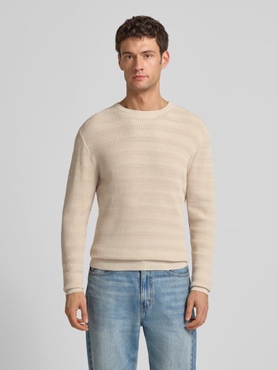 Männermodel trägt Regular Fit Strickpullover mit Rundhalsausschnitt von Antony Morato, reine Baumwolle, Strukturmuster, hellbeige, Ganzkörperansicht von vorne.