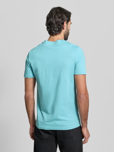 Männermodel trägt Regular Fit T-Shirt aus reiner Baumwolle von s.Oliver RED LABEL in Unifarbe, Jersey, kurze Ärmel, Ganzkörperansicht Rückansicht.