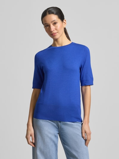 Frauenmodel trägt Strickshirt aus Viskose-Mix mit Rundhalsausschnitt von Betty Barclay in Blau, Regular Fit, 1/2-Arm, Nahaufnahme Oberkörper.