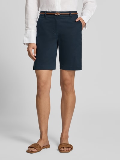 Vrouwenmodel draagt Bermudas met Gürtel Model 'Days' van b.young, mix van katoen en elastaan, regular fit, product in marineblauw, met riem, bandwijdte maat 36: 39 cm, binnenbeenlengte maat 36: 21 cm, voorkant hele lichaam