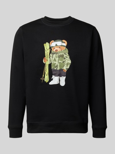 Produktfoto, Sweatshirt mit Motiv-Print von CHILL PILL aus Baumwoll-Mix in Schwarz, Regular Fit, Rundhalsausschnitt, Motiv mit Bär und Ski, strukturierte Oberfläche, Größe M mit 68 cm Rückenlänge und 66 cm Ärmellänge