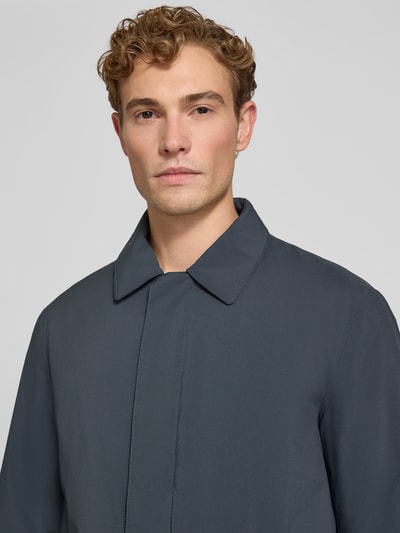 Mannemodel draagt Regular Fit functionele lange jas met afneembare capuchon van Marc O'Polo, Heren, Nahaufnahme Oberkörper