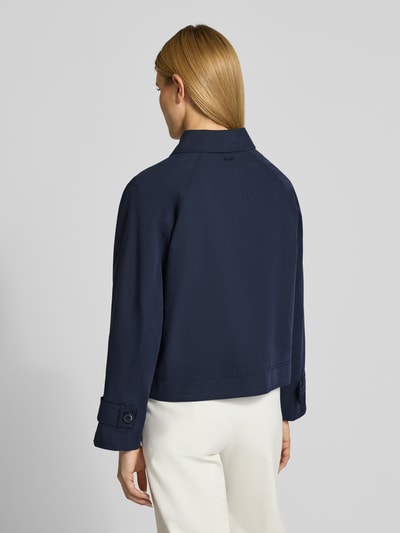 Vrouwenmodel draagt Regular Fit trenchcoat uit katoen-lyocell-mix van s.Oliver RED LABEL, effen kleuren, cropped lengte, rugaanzicht.