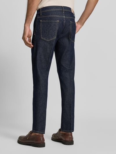 Männermodel trägt Slim Fit Jeans aus Baumwoll-Mix von Antony Morato, dunkelblau, Kontrastnähte, 5-Pocket-Design, Ganzkörperansicht Rückansicht.