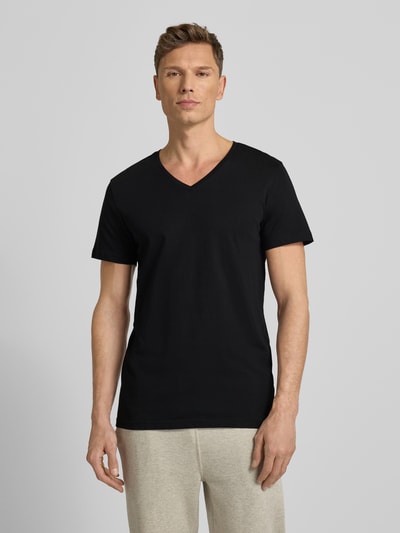 Männermodel trägt schwarzes T-Shirt mit V-Ausschnitt im 2er-Pack von Christian Berg Men, Baumwolle, Slim Fit, Ganzkörperansicht von vorne.