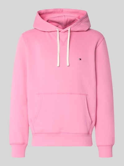 Produktfoto, Regular Fit Hoodie aus Baumwoll-Mix von Tommy Hilfiger in Rosa mit Kängurutasche und Kapuze auf grauem Hintergrund.