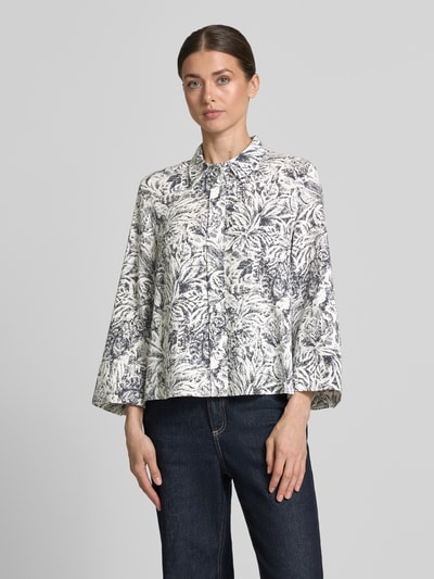 Modelka kobieta ma na sobie Regular Fit Langarmbluse aus Lyocell im Allover-Look von Windsor, biała z czarnym wzorem, kołnierzyk koszulowy, długi rękaw, pełny zapięcie na guziki, czarna tekstura na białym tle, tył długości 60 cm, szerokość w rozmiarze 36: 47 cm, długość rękawa w rozmiarze 36: 52 cm, widok całej sylwetki z przodu.