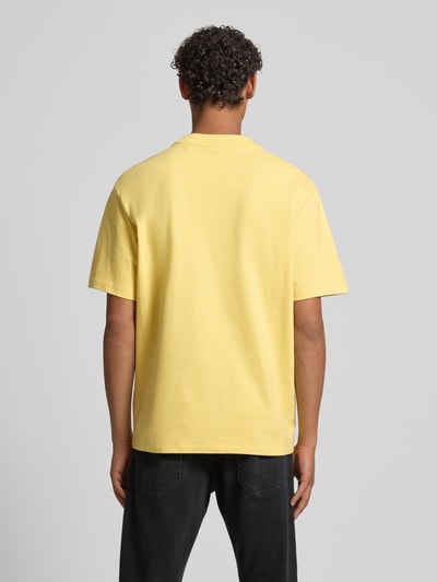 Männermodel trägt Regular Fit T-Shirt aus reiner Baumwolle Modell 'DAPOLINO' von HUGO, Optik: Unifarben, Materialverarbeitung: Jersey, Ganzkörperansicht Rückansicht.