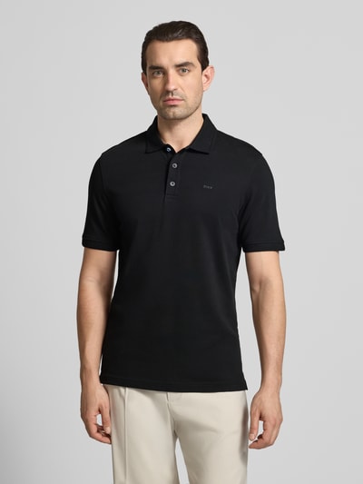 Männermodel trägt Regular Fit Poloshirt mit Logo-Detail Modell 'Pete' von BRAX aus elastischem Baumwoll-Mix, Unifarben, Ganzkörperansicht von vorne.