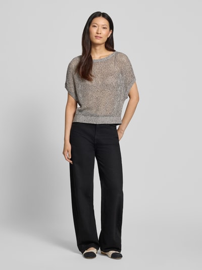 Frauenmodel trägt Relaxed Fit T-Shirt in Strick-Optik von Comma aus reiner Baumwolle, semitransparent, kurzärmelig, Rückenlänge 51 cm, Ganzkörperansicht von vorne